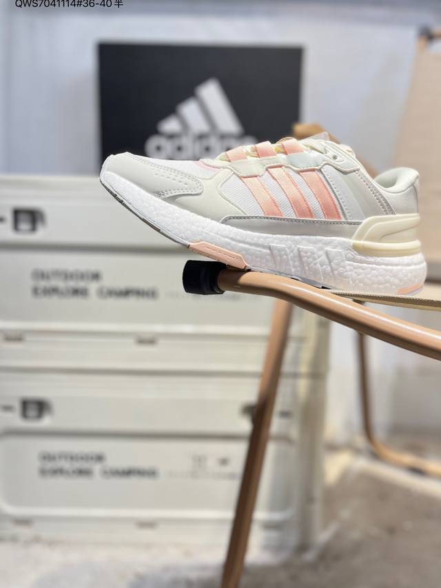 Ad Equipment+ 阿迪 年新款缓震透气爆米花休闲跑鞋Adidas Eqt系列，旨在为满足跑步者需要而生。如今，它搭载了Boost科技，含舒适鞋面和别致