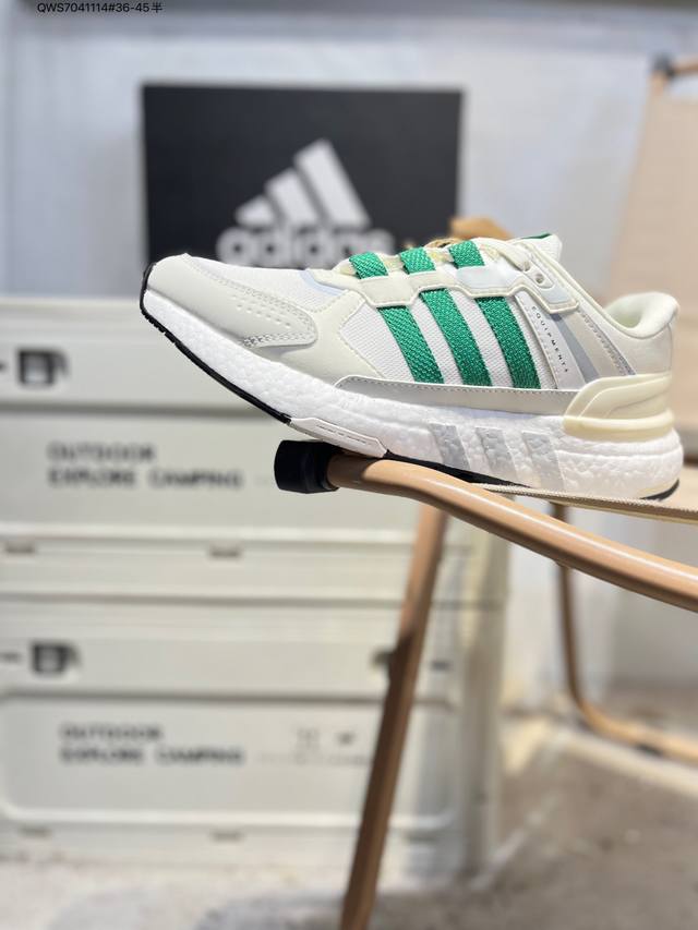 Ad Equipment+ 阿迪 年新款缓震透气爆米花休闲跑鞋Adidas Eqt系列，旨在为满足跑步者需要而生。如今，它搭载了Boost科技，含舒适鞋面和别致