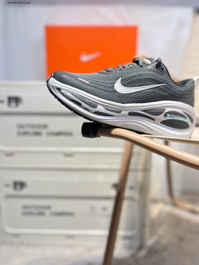 耐克 W Nike Vomero plus 舒适减震防滑低帮跑步鞋 全掌Reactx泡绵中底 前掌和后跟还配备了Air Zoom气垫单元 据说跑起来更快更舒适哦