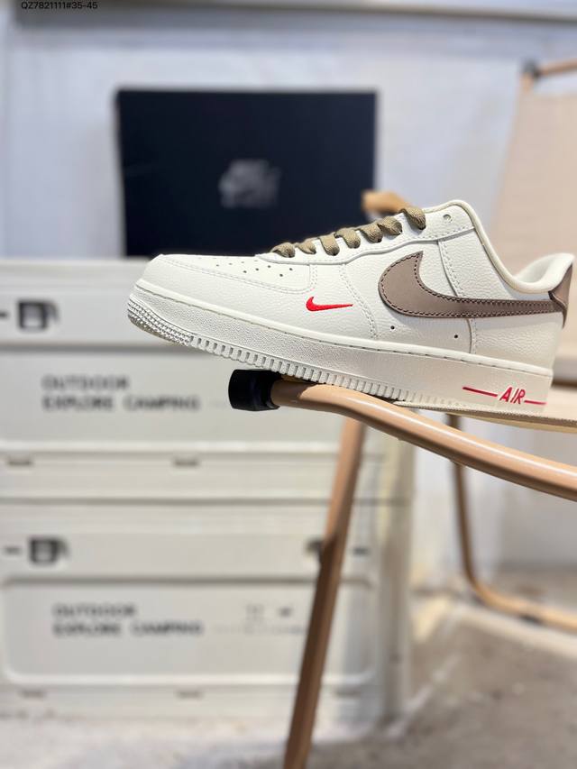 耐克 Nike Air Force 1 '07空军一号 百搭休闲运动板鞋。柔软、弹性十足的缓震性能和出色的中底设计，横跨复古与现代的外型结合，造就出风靡全球三十