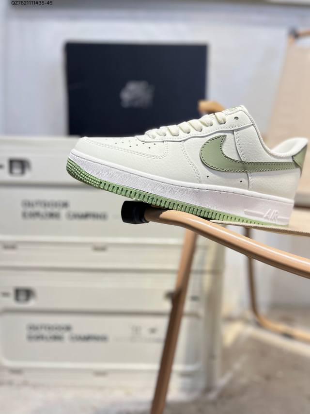 耐克 Nike Air Force 1 '07空军一号 百搭休闲运动板鞋。柔软、弹性十足的缓震性能和出色的中底设计，横跨复古与现代的外型结合，造就出风靡全球三十