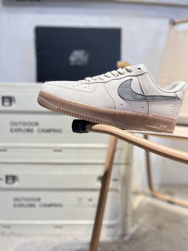 耐克 Nike Air Force 1 '07空军一号 百搭休闲运动板鞋。柔软、弹性十足的缓震性能和出色的中底设计，横跨复古与现代的外型结合，造就出风靡全球三十