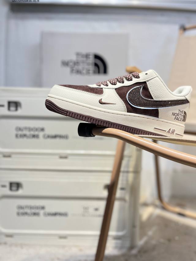 北面 X 耐克 Nike Air Force 1 '07空军一号 百搭休闲运动板鞋。柔软、弹性十足的缓震性能和出色的中底设计，横跨复古与现代的外型结合，造就出风