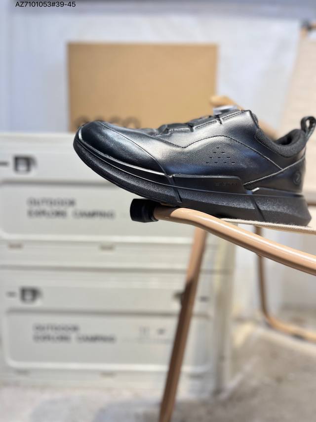 Ecco爱步男鞋轻便透气舒适耐穿 亲肤吸汗舒适内里 防滑防磨 持久干爽 简约粗绳系带 穿脱更加方便 柔韧防滑大底 鞋底立体凹槽 凹凸花纹加持 增强防滑减震性能