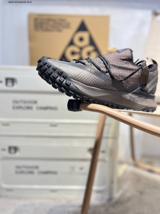 耐克 Nike Acg Mountain Fly Low Gtx Se 男女子运动鞋户外登山徒步鞋。采用匠心设计，打造耐穿迅疾风格，让你在沙漠、峡谷和深山中探险