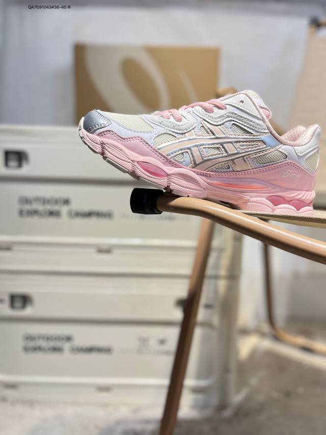 Asics Gel-Nyc亚瑟士经典跑鞋 如今机能风和户外风吹得正劲，便是主打“Urban Outdoor机能越野风格”，城市和户外场景都能轻松应对。关键是跑鞋