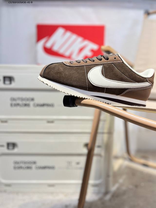 Nike Classic Cortez 全新配色 经典阿甘休闲跑步鞋 纯粹而执着的精神，使得Cortez种在了一代人的心里，无论是否喜欢它复古的鞋型，一双Nik