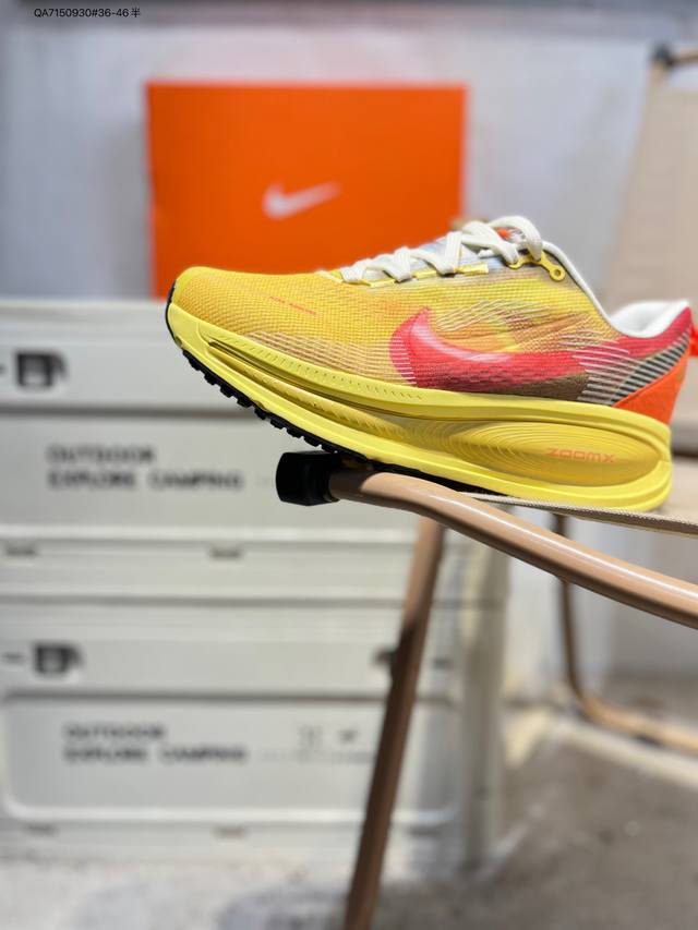 Nike Vomero 18 耐克 舒适减震防滑 低帮跑步鞋 全掌Reactx泡绵中底 前掌和后跟还配备了Air Zoom气垫单元 据说跑起来更快更舒适哦 这次