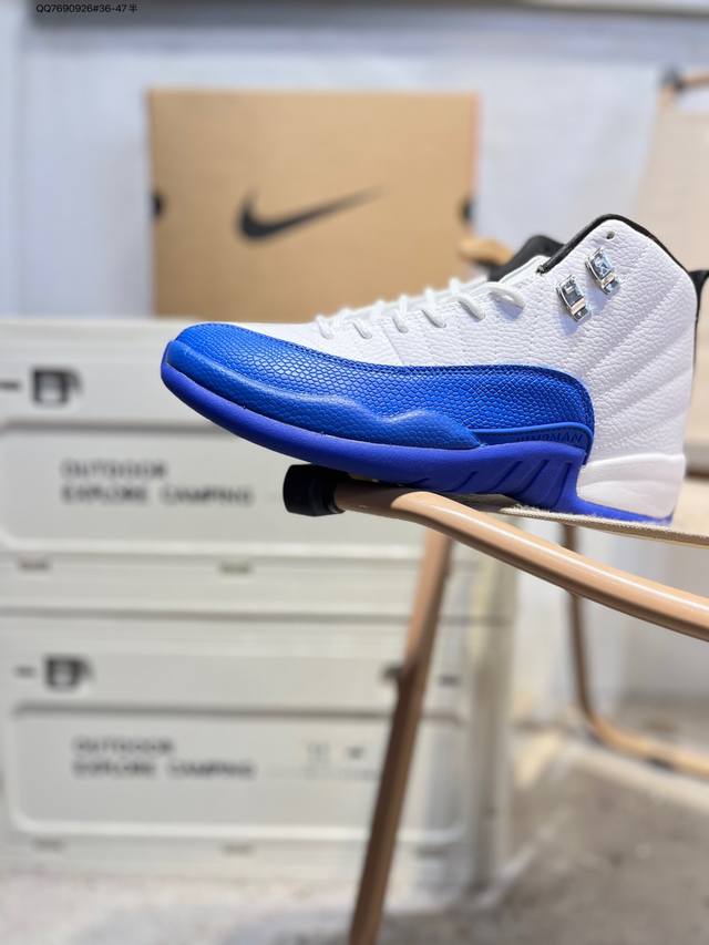 Air Jordan 12 Stealth“ Aj12 乔12 乔丹12代 鞋款以酷灰银、白色和冷灰色配色方案，鞋款与Air Jordan 12 Og “Obs