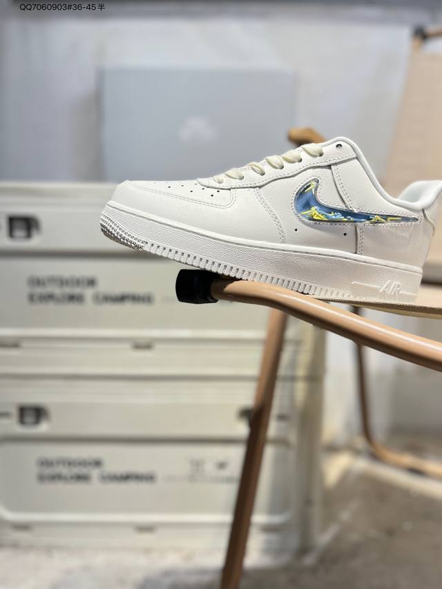 耐克 Nike Air Force 1 '07空军一号 百搭休闲运动板鞋。柔软、弹性十足的缓震性能和出色的中底设计，横跨复古与现代的外型结合，造就出风靡全球三十