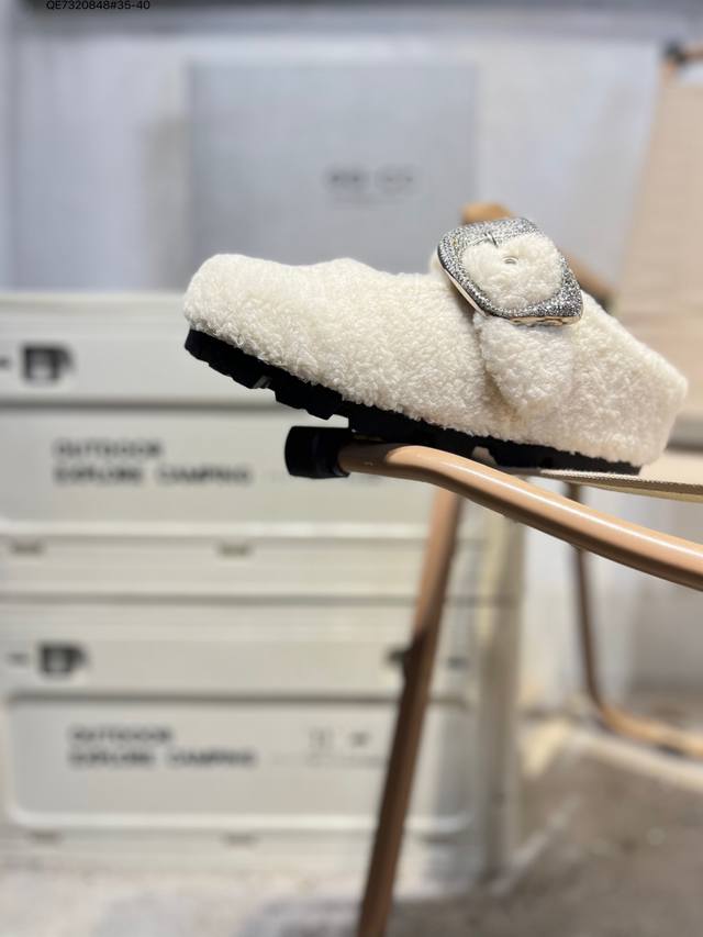 周也同款 Gg-Cc 洛克甜庄 法式甜美芭蕾舞 毛毛包头拖鞋 女 融雪一般的暖甜毛绒结合精雅镶钻扣饰 楦面开口设计更是悄然盛开一抹娇羞诗意 暖绒羊羔毛 保暖轻巧