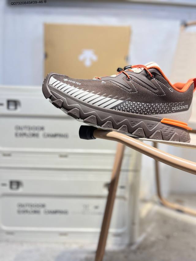 Descente 迪桑特Urban Outdoor系列男款Traxis运动休闲鞋夏季新品。迪桑特的Core-Tex面料，轻薄又坚固，防水透气还防风，简直就是“世