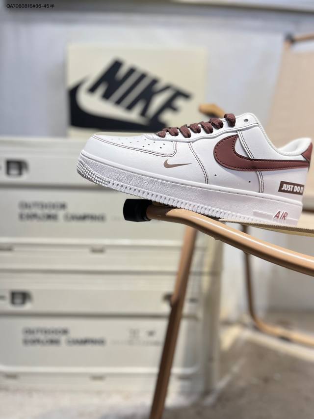 耐克 Nike Air Force 1 '07空军一号 百搭休闲运动板鞋。柔软、弹性十足的缓震性能和出色的中底设计，横跨复古与现代的外型结合，造就出风靡全球三十