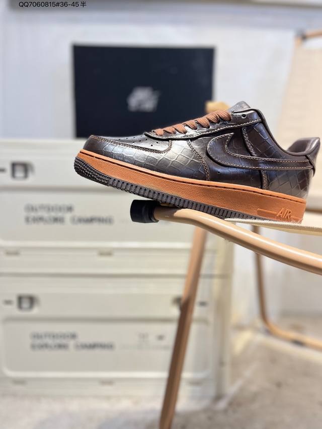 耐克 Nike Air Force 1 '07空军一号 百搭休闲运动板鞋。柔软、弹性十足的缓震性能和出色的中底设计，横跨复古与现代的外型结合，造就出风靡全球三十