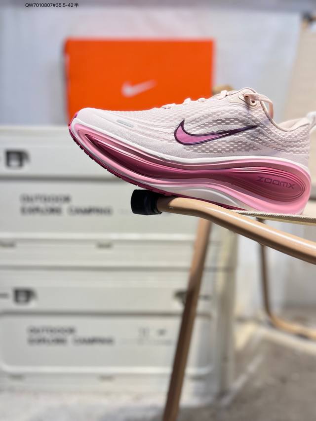 Nike Vomero plus 耐克 舒适减震防滑 低帮跑步鞋 全掌Reactx泡绵中底 前掌和后跟还配备了Air Zoom气垫单元 据说跑起来更快更舒适哦