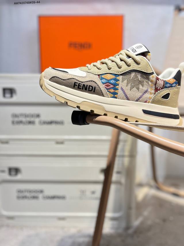 Fendi芬迪潮流时尚低帮 休闲运动鞋系列 广东品质原厂渠道原装订单 全套专柜包装物及配件 柔酷系列 松紧带套脚休闲运动男鞋 四季爆款 版型简洁大气 超级耐看