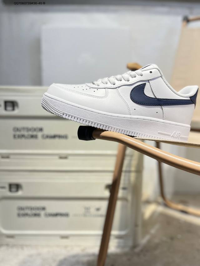 耐克 Nike Air Force 1 '07空军一号 百搭休闲运动板鞋。柔软、弹性十足的缓震性能和出色的中底设计，横跨复古与现代的外型结合，造就出风靡全球三十