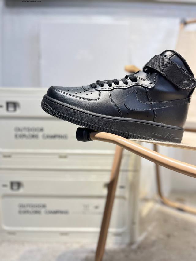 耐克 Nike Air Force 1 '07空军一号 百搭休闲运动板鞋。柔软、弹性十足的缓震性能和出色的中底设计，横跨复古与现代的外型结合，造就出风靡全球三十