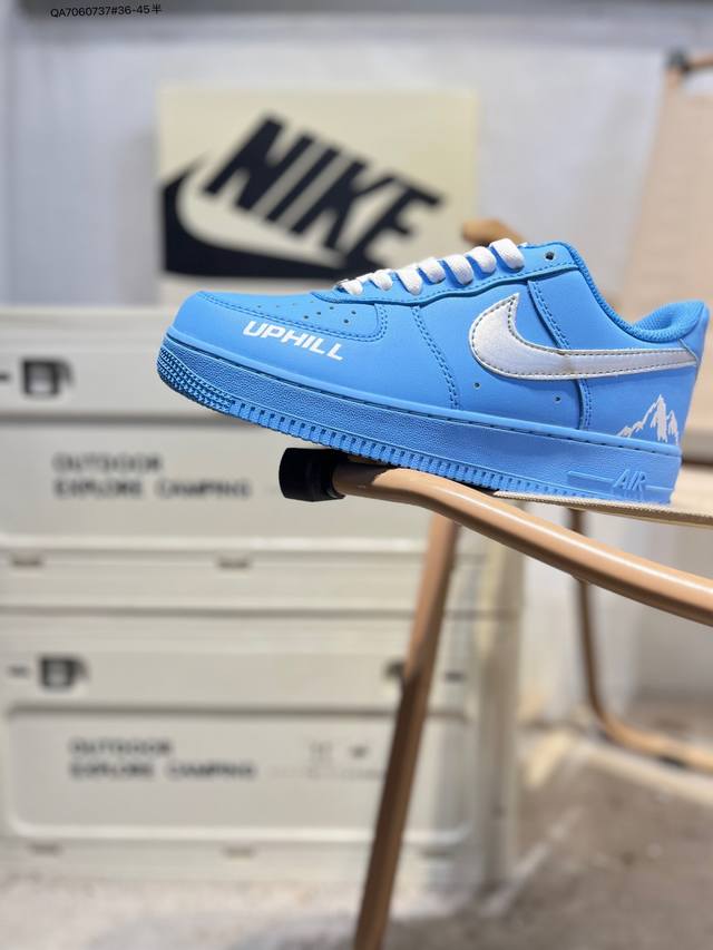 耐克 Nike Air Force 1 '07空军一号 百搭休闲运动板鞋。柔软、弹性十足的缓震性能和出色的中底设计，横跨复古与现代的外型结合，造就出风靡全球三十