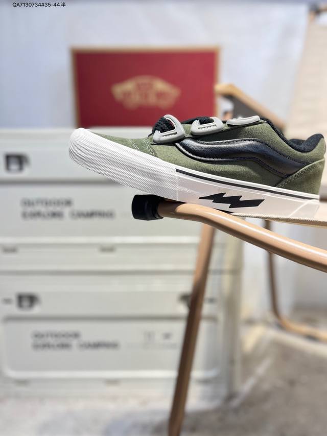 真标硫化工艺#原厂档案开发铝楦版型#正确安娜系列翘头鸟嘴贴条弧度致敬滑板文化，联乘瑞典著名鞋店Sneakersnstuff X Vans Sk8 Mid Sns