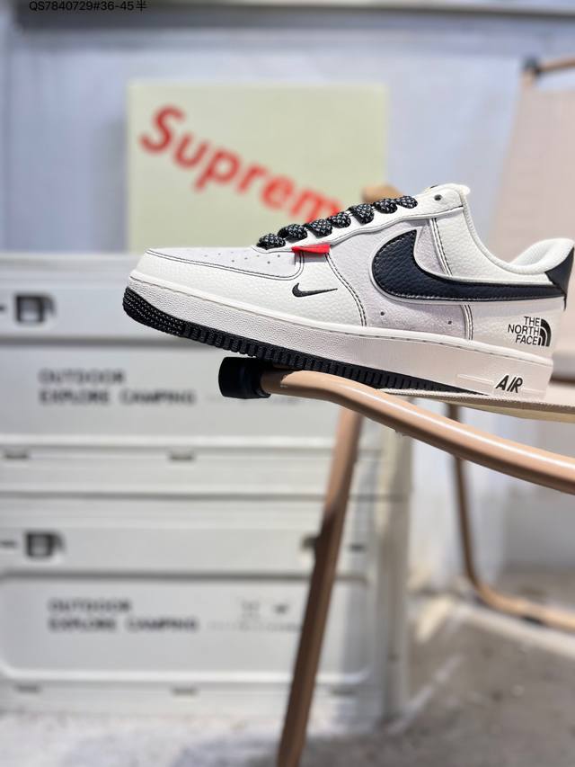 北面 X 耐克 Nike Air Force 1 '07空军一号 百搭休闲运动板鞋。柔软、弹性十足的缓震性能和出色的中底设计，横跨复古与现代的外型结合，造就出风