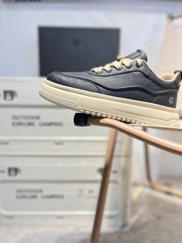 Ecco爱步男鞋轻便透气舒适耐穿 亲肤吸汗舒适内里 防滑防磨 持久干爽 简约粗绳系带 穿脱更加方便 柔韧防滑大底 鞋底立体凹槽 凹凸花纹加持 增强防滑减震性能