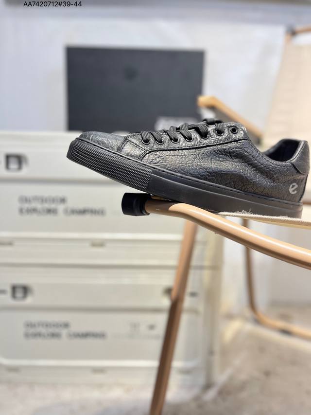 Ecco爱步男鞋轻便透气舒适耐穿 亲肤吸汗舒适内里 防滑防磨 持久干爽 简约粗绳系带 穿脱更加方便 柔韧防滑大底 鞋底立体凹槽 凹凸花纹加持 增强防滑减震性能