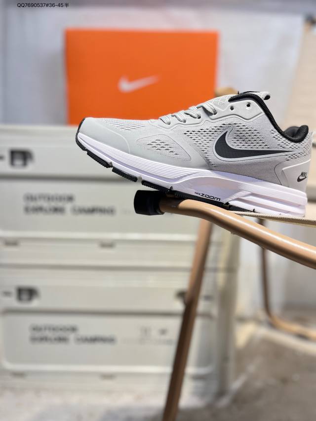 耐克Nike Zoom pegasus 26X 登月透气缓震疾速跑鞋。在鞋底部分，搭载全掌型Zoom Air配置，锐意革新缓震系统，缔造平稳顺畅的自然步履体验。