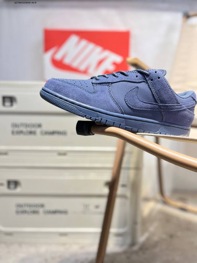耐克Nike Dunk Low 板鞋Sb系列经典百搭休闲运动板鞋加厚鞋舌的填充，使舒适性大大提升，同时也更方便穿脱中底部分则加入了脚感柔软舒适Zoomair气垫