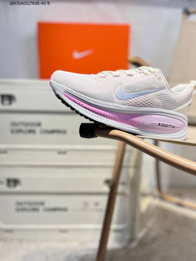 采用科技织法轻盈织物合成鞋面材质#Zoomx 泡绵后跟和前掌 Reactx 泡绵#外置外置防滑耐磨橡胶底片造舒适迈步体验,助力日常畅跑！耐克Nike Vomer