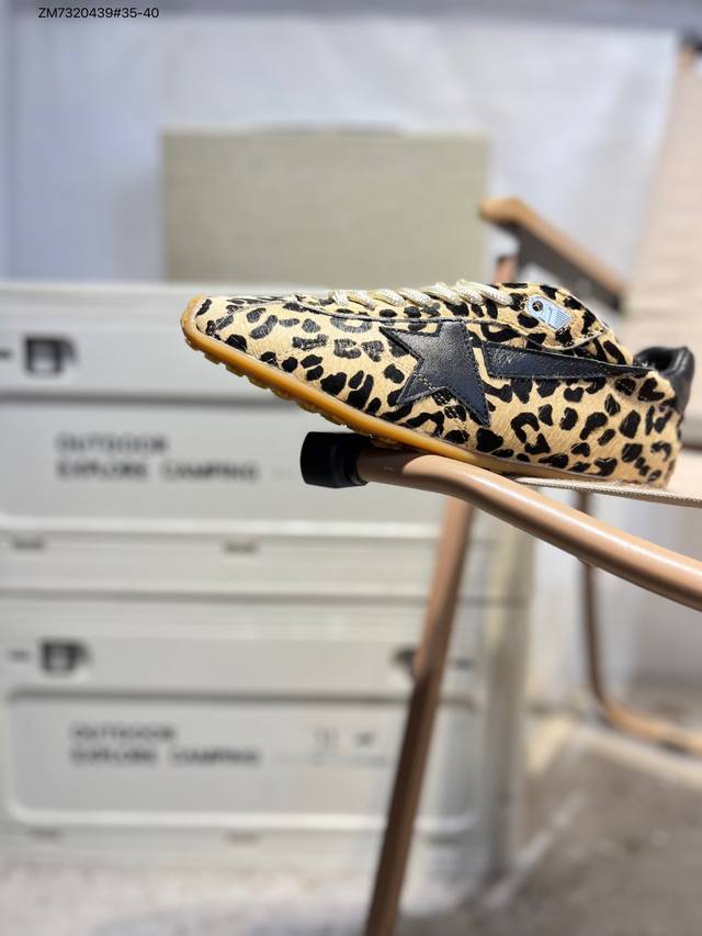 广东原产#全套代购配件及购物包装袋#全新开发组合耐磨橡胶大底#采用意大利进口丝绸头层牛皮鞋面材质#原厂一致正确头层皮垫冲孔pu鞋垫#三层包边叠车工艺#鞋舌部分进