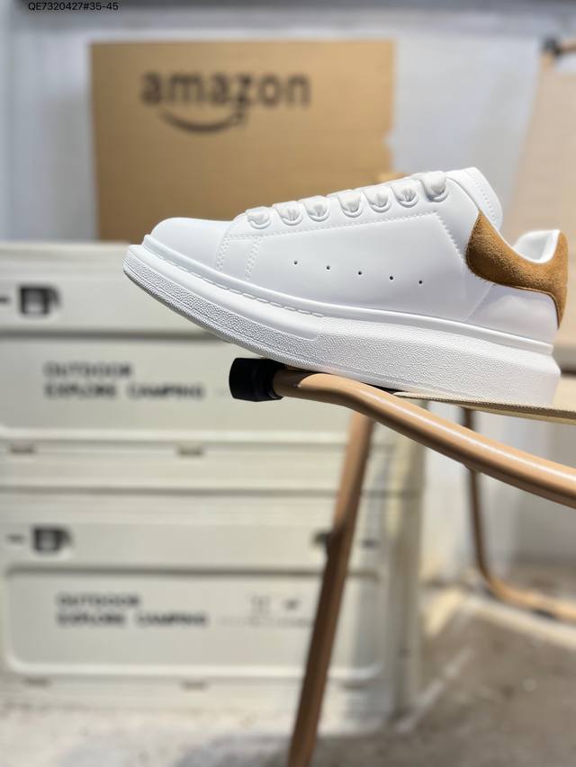 Alexander Mcqueen 麦昆 亚历山大麦昆亚历山 大盒包装 Ss春夏首发 时尚代表的小姐姐 肯定要走在时尚的风口！鞋子独特的个性增加十足的魅力，上脚