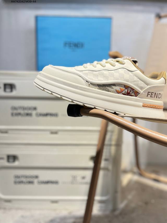 Fendi芬迪潮流时尚低帮 休闲运动鞋系列 广东品质原厂渠道原装订单 全套专柜包装物及配件 柔酷系列 松紧带套脚休闲运动男鞋 四季爆款 版型简洁大气 超级耐看