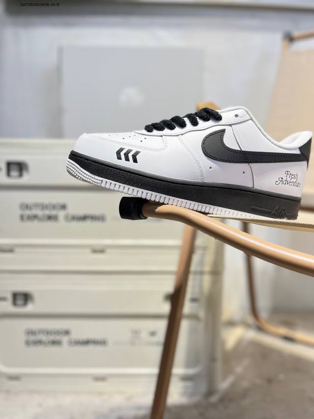 耐克 Nike Air Force 1 '07空军一号 百搭休闲运动板鞋。柔软、弹性十足的缓震性能和出色的中底设计，横跨复古与现代的外型结合，造就出风靡全球三十