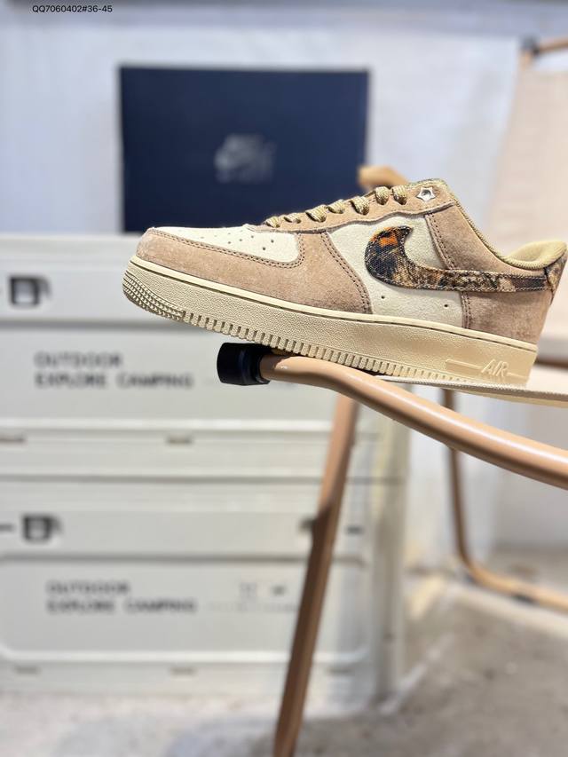 耐克 Nike Air Force 1 '07空军一号 百搭休闲运动板鞋。柔软、弹性十足的缓震性能和出色的中底设计，横跨复古与现代的外型结合，造就出风靡全球三十