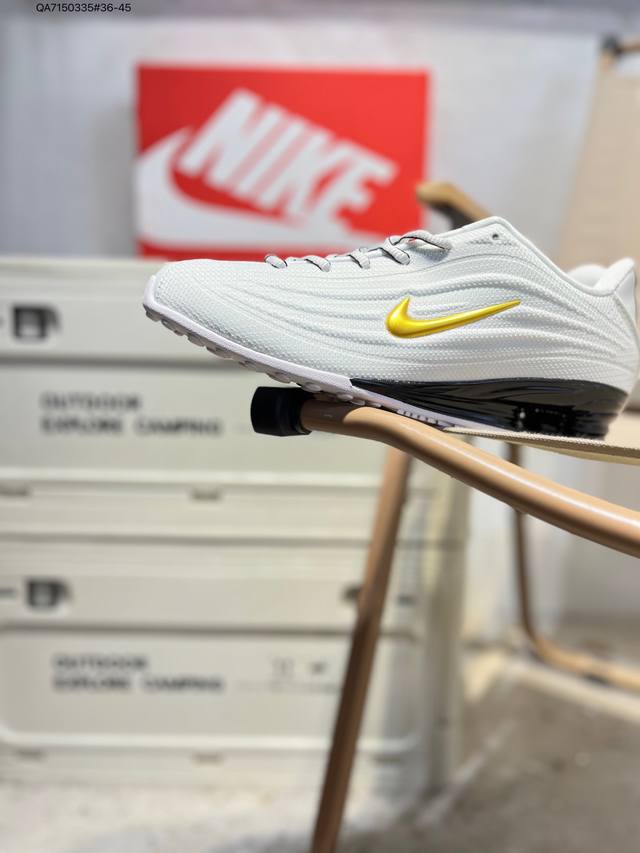 Nike Shox Z Wmns薄底Shox 延续了2000年代初期超经典的科技跑鞋元素，满满的都是回忆杀。鞋身线条流畅，未来感十足，一看就跟普通鞋子不一样。