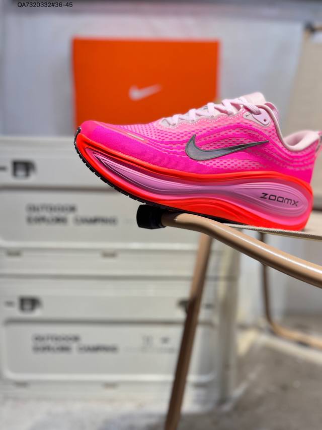 Nike Vomero plus 耐克 舒适减震防滑 低帮跑步鞋 全掌Reactx泡绵中底 前掌和后跟还配备了Air Zoom气垫单元 据说跑起来更快更舒适哦