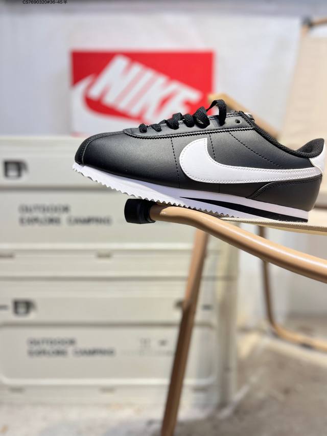 Nike Classic Cortez 全新配色 经典阿甘休闲跑步鞋 纯粹而执着的精神，使得Cortez种在了一代人的心里，无论是否喜欢它复古的鞋型，一双Nik