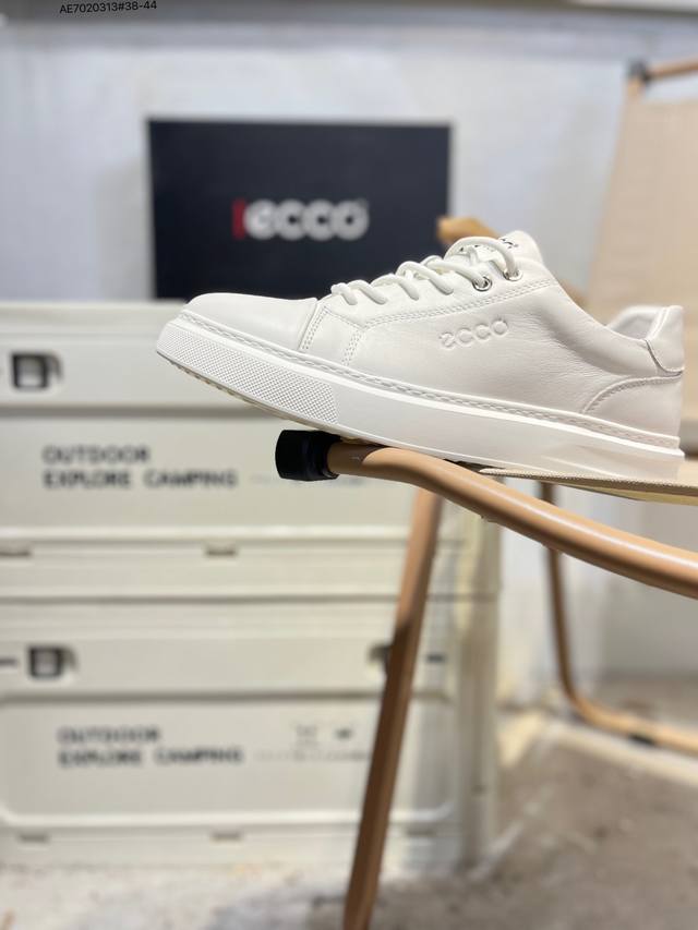 Ecco爱步男鞋轻便透气舒适耐穿 亲肤吸汗舒适内里 防滑防磨 持久干爽 简约粗绳系带 穿脱更加方便 柔韧防滑大底 鞋底立体凹槽 凹凸花纹加持 增强防滑减震性能
