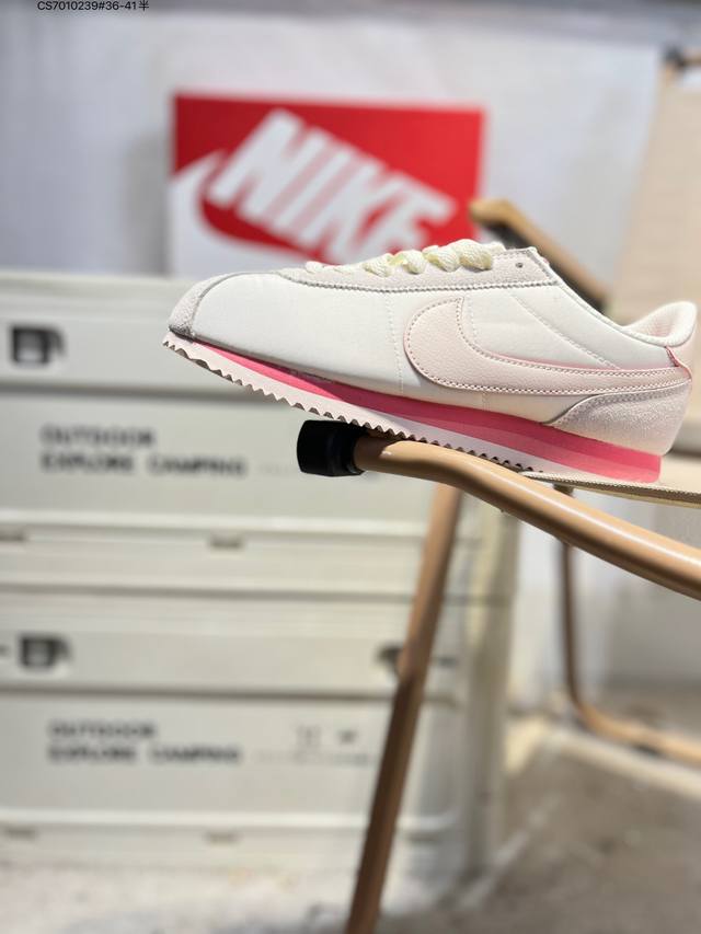 Nike Classic Cortez 全新配色 经典阿甘休闲跑步鞋 纯粹而执着的精神，使得Cortez种在了一代人的心里，无论是否喜欢它复古的鞋型，一双Nik