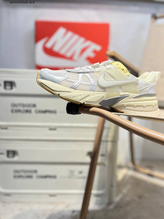 Nk V2K Runtekk 减震防滑低帮 复古老爹鞋跑步鞋 鞋款被命名为 Runtekk 设计上借鉴了 2000 年的跑鞋风格 配色上以金属银为主调 简练又有