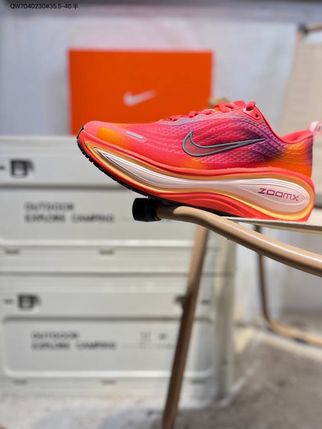 耐克 W Nike Vomero plus 舒适减震防滑低帮跑步鞋 全掌Reactx泡绵中底 前掌和后跟还配备了Air Zoom气垫单元 据说跑起来更快更舒适哦