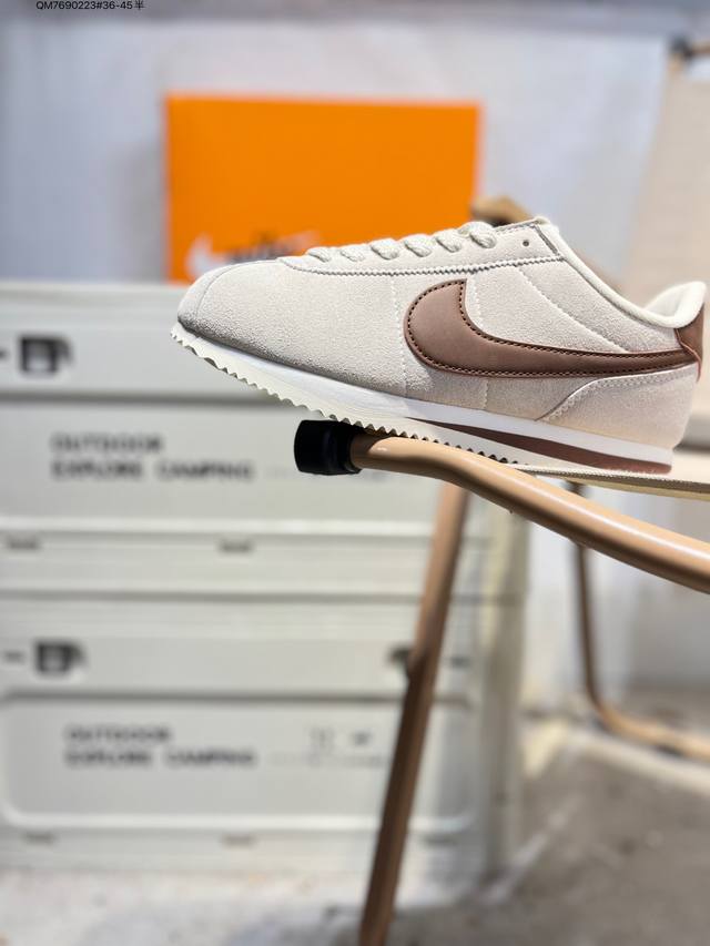 Nike Classic Cortez 全新配色 经典阿甘休闲跑步鞋 纯粹而执着的精神，使得Cortez种在了一代人的心里，无论是否喜欢它复古的鞋型，一双Nik