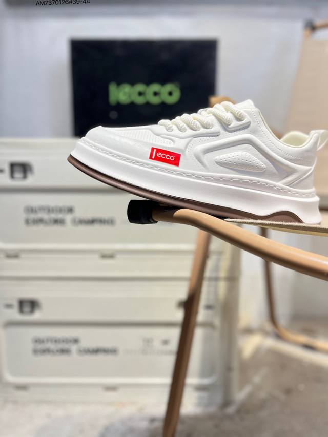 Ecco爱步男鞋轻便透气舒适耐穿 亲肤吸汗舒适内里 防滑防磨 持久干爽 简约粗绳系带 穿脱更加方便 柔韧防滑大底 鞋底立体凹槽 凹凸花纹加持 增强防滑减震性能