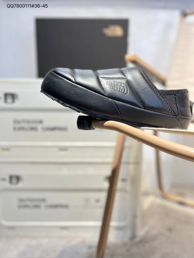 Thermoball 北面 休闲秋冬保暖绒毛 户外保暖棉鞋一脚穿懒人鞋 一脚蹬鞋口带滚边收口和弹力接片设计 方便快速穿脱 还可踩踏穿着 舒适惬意 自在切换 内置