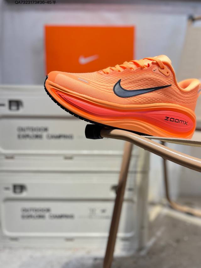 Nike Vomero plus 耐克 舒适减震防滑 低帮跑步鞋 全掌Reactx泡绵中底 前掌和后跟还配备了Air Zoom气垫单元 据说跑起来更快更舒适哦