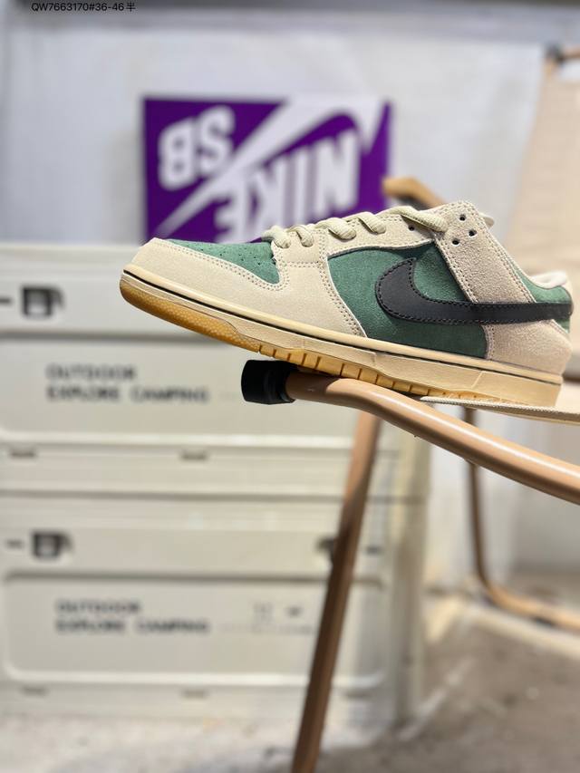耐克Nike Dunk Low 板鞋Sb系列经典百搭休闲运动板鞋加厚鞋舌的填充，使舒适性大大提升，同时也更方便穿脱中底部分则加入了脚感柔软舒适Zoomair气垫