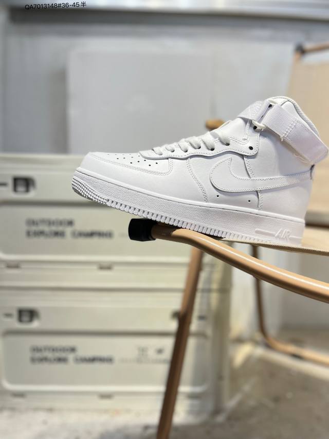 耐克 Nike Air Force 1 '07空军一号高帮百搭休闲运动板鞋。柔软、弹性十足的缓震性能和出色的中底设计，横跨复古与现代的外型结合，造就出风靡全球三