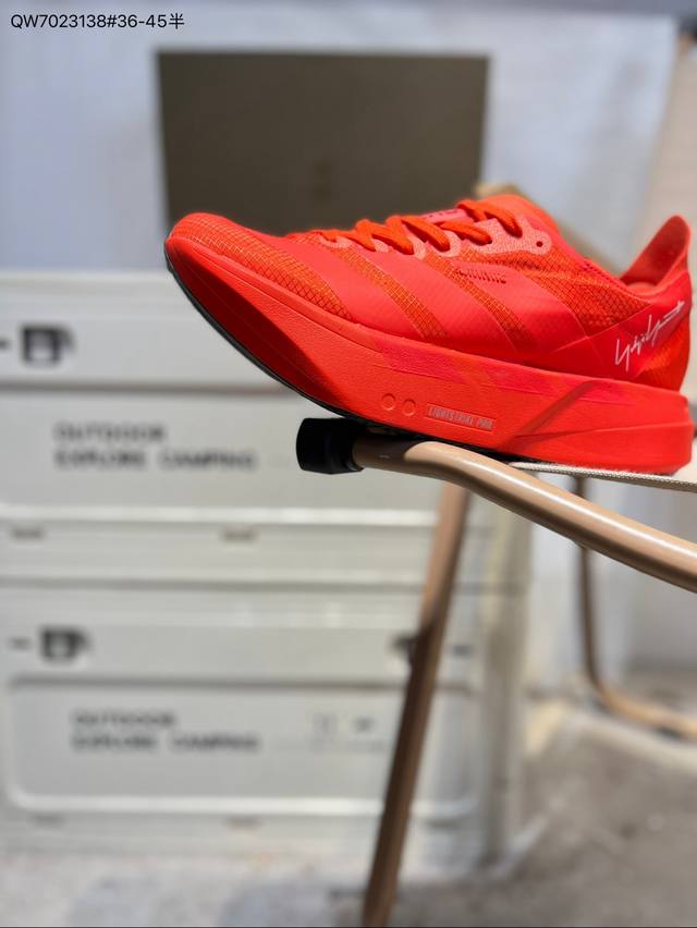 Adidas Adizero Adios 4 M马拉松竞速专业跑鞋 Celermesh针织网面非常轻薄 纤维间的缝隙很大 可以保证跑步时的透气、排汗效果 鞋舌直