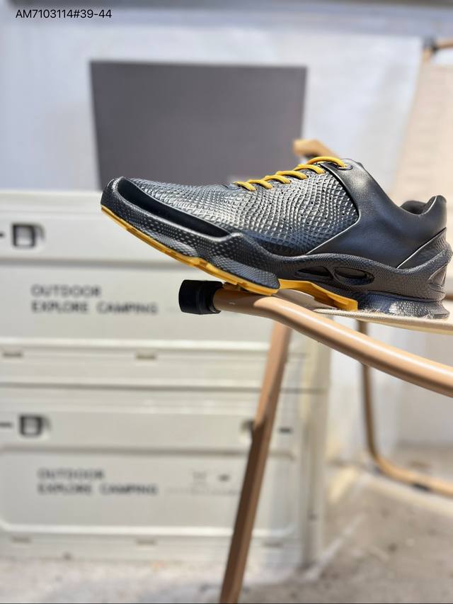 Ecco爱步男鞋轻便透气舒适耐穿 亲肤吸汗舒适内里 防滑防磨 持久干爽 简约粗绳系带 穿脱更加方便 柔韧防滑大底 鞋底立体凹槽 凹凸花纹加持 增强防滑减震性能